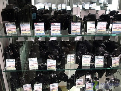 明碼標(biāo)價(jià)折扣誘人 看日本的數(shù)碼相機(jī)銷售